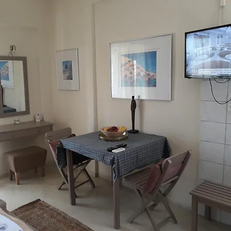 Bright 2br Kitchenette Pool 3