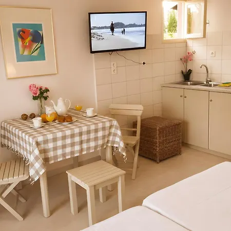 Bright 2br Kitchenette Pool 3 بيت ضيافة